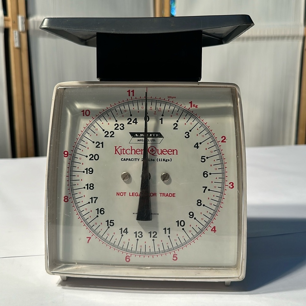 Vintage Kitchen Queen scale 25lb capacity